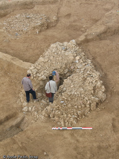 Deux des s&eacute;pultures de l'&acirc;ge du Bronze mises au jour &agrave; Am&eacute;lie-les-Bains (Pyr&eacute;n&eacute;es-Orientales), 2006. Ces tumuli&nbsp;de pierre abritaient les corps de personnages importants et leur aspect monumental marquait le territoire de la communaut&eacute;.