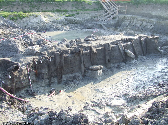 Le quai dans son dernier &eacute;tat, d&eacute;but de la p&eacute;riode gallo-romaine, Chelles (Seine-et-Marne), 2006. Certains poteaux sont utilis&eacute;s en remploi.