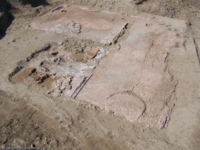Ensemble baln&eacute;aire au moment de sa d&eacute;couverte, appartenant &agrave; une villa&nbsp;du Ier&nbsp;s. de notre &egrave;re&nbsp;mise au jour &agrave; Cornebarrieu (Haute-Garonne), 2006.