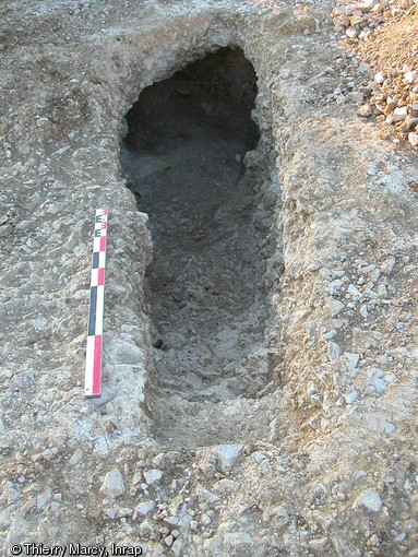 Entr&eacute;e d'un caveau fun&eacute;raire du premier quart du IIe&nbsp;s. de notre &egrave;re, Fontaine-Notre-Dame (Nord), 2006. Creus&eacute; dans la craie, le caveau pr&eacute;sente une profondeur de plus d'un m&egrave;tre. Il est desservi par un &eacute;troit couloir dans lequel quelques marches ont &eacute;t&eacute; am&eacute;nag&eacute;es.