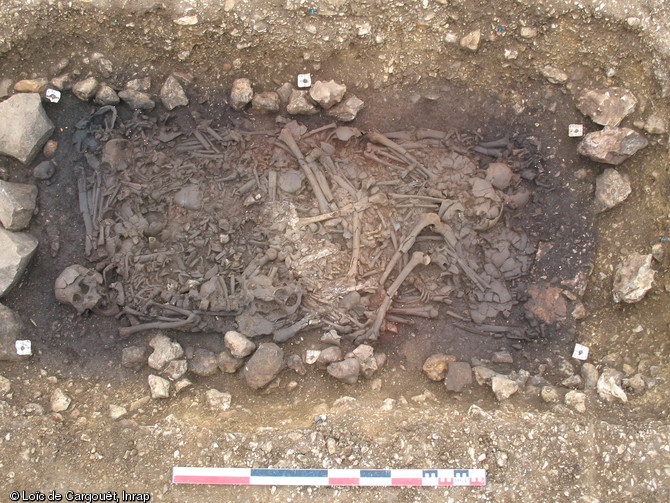 S&eacute;pulture collective attribu&eacute;e au N&eacute;olithique, Passy-V&eacute;ron (Yonne), 2006.