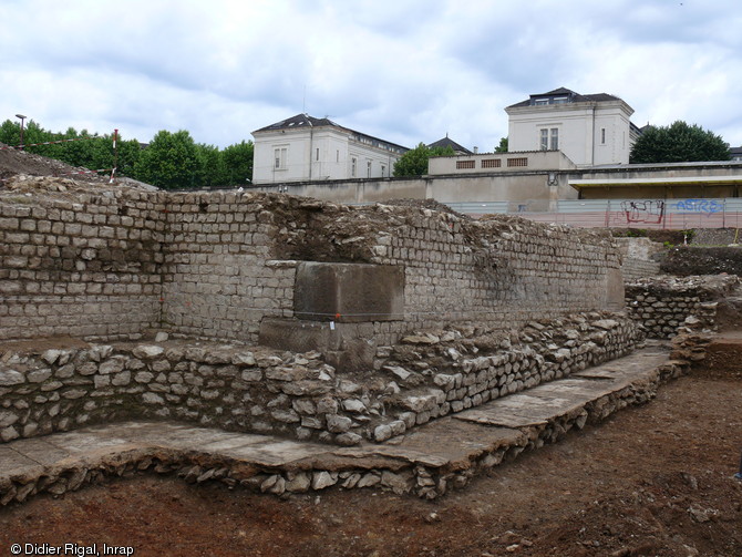 Face est d'une basilique romaine mis au jour &agrave; Cahors (Lot), 2007.La fouille a mis en &eacute;vidence l'organisation urbaine de la ville romaine avec notamment le cardo maximus, la rue principale orient&eacute;e nord-sud.
