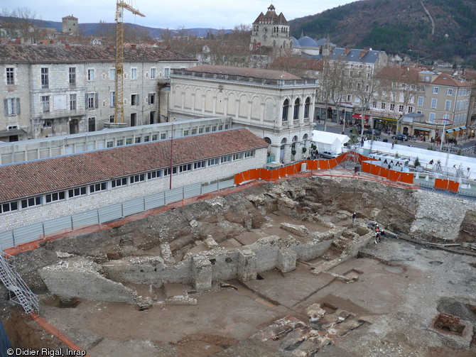 Face sud-ouest de l'amphith&eacute;&acirc;tre romain avec de gauche &agrave; droite en arri&egrave;re-plan le coll&egrave;ge des J&eacute;suites &eacute;rig&eacute; au XVIIe&nbsp;s., la biblioth&egrave;que municipale et la cath&eacute;drale &agrave; coupoles d&eacute;di&eacute;e &agrave; Saint-&Eacute;tienne, Cahors (Lot), 2007.