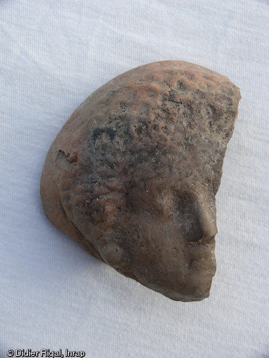 Visage f&eacute;minin gallo-romain en terre-cuite, Cahors (Lot), 2007.