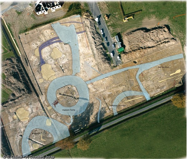 Vue a&eacute;rienne du site du Tron&ccedil;ay &agrave; Chevagnes (Allier), 2007.Ce site castral du XIVe&nbsp;s. se compose d'une motte castrale, d'une annexe, d'une basse-cour et d'une maison forte.    Photo publi&eacute;e dans le num&eacute;ro 34 de la revue de l'Inrap&nbsp;Arch&eacute;opages. 