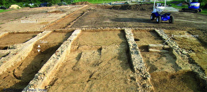 Fondations du bâtiment III de la villa du Quiou (Côtes-d'Armor), fin du Ier s. de notre ère, 2001.Sous ces dernières, le talus et son emmarchement sont contemporains de plantations du Ier s. de notre ère mises au jour sur le site, qui correspondent peut-être à une expérimentation d'implantation de la vigne.     Photo publiée dans le numéro 34 de la revue de l'Inrap <a class= rte-link-ext  href= http://www.inrap.fr/archeologie-preventive/Recherche-scientifique/Archeopages/Les-numeros/HS03-34-35-2012/Numero-34/Dossier-Campagnes/p-15413