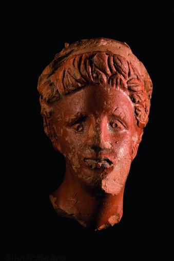 Fragment de statuette de Mercure, terre sigilée, atelier de Gaule centrale, entre 160 et 230 de notre ère, mithraeum d'Angers (Maine-et-Loire), 2010.    Photo publiée dans le numéro 36 de la revue de l'Inrap Archéopages.