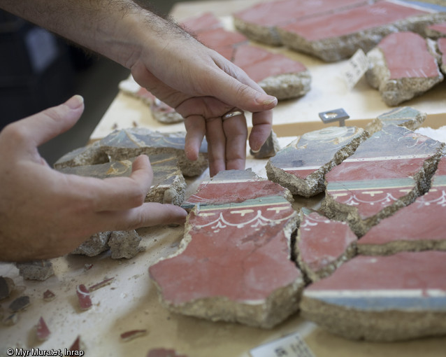 Assemblage de fragments d'enduits peints découverts devant la cathédrale de Die, centre Inrap de Valence (Drôme), 2013.