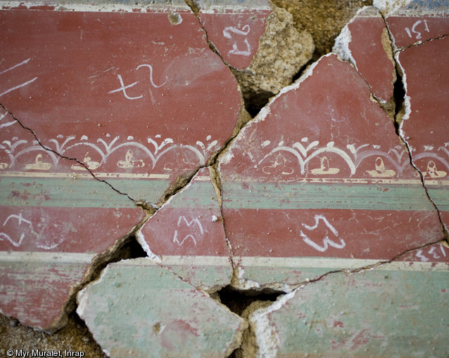 Fragments d'enduits peints ré-assemblés, centre Inrap de Valence (Drôme), 2013.