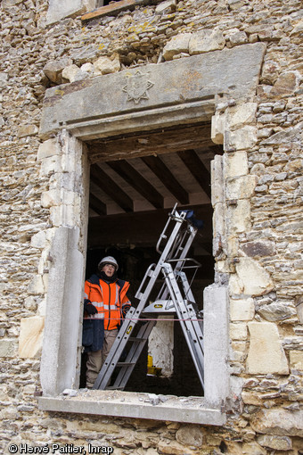 Fenêtre de la salle du manoir de Gilles de la Maçonnais à Vassé, XVIe s., Torcé (Ille-et-Vilaine), 2013.L'écusson visible sur le linteau de la fenêtre est la marque de marchand de Gilles de la Maçonnais, bourgeois de Vitré et membre de la confrérie des marchands d'Outremer de la ville.