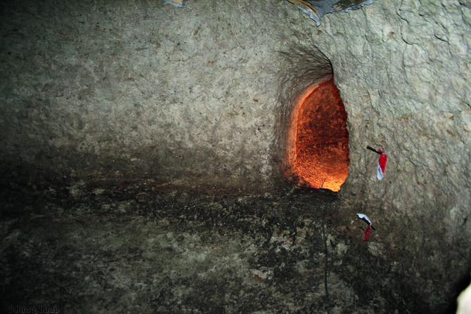 Souterrain m&eacute;di&eacute;val fouill&eacute; &agrave; Ormes (Loiret), 2011.Sa taille modeste, ainsi que les analyses arch&eacute;ozoologiques et chimiques laissent penser qu'il a servi de bergerie et de poulailler.  Photo publi&eacute;e dans le num&eacute;ro 35 de la revue de l'Inrap&nbsp;Arch&eacute;opages.