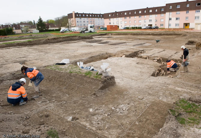 Vue générale de la fouille menée aux Varennes à Bar-sur-Aube (Aube), 2013.L'opération visait à vérifier la présence de la Via Agrippa, qui sur la Table de Peutinger traverse Bar-sur-Aube, l'antique Segessera. On peut observer au premier plan les ornières de la voie.