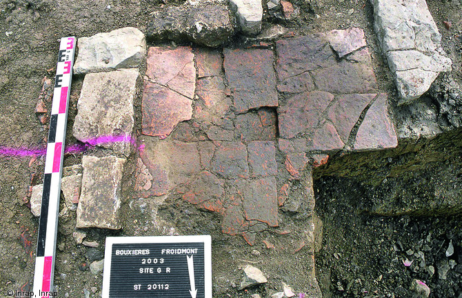 Âtre quadrangulaire de la ferme antique de Bouxières-sous-Froidmont (Meurthe-et-Moselle), 2003.L'âtre mesure 1,40 m par 1,20 m. Il est composé d'une bordure en pierres calcaires et d'une sole en terre cuite.    Photo publiée dans le numéro 35 de la revue de l'Inrap Archéopages.