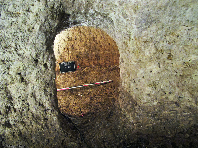 Souterrain m&eacute;di&eacute;val mis au jour &agrave; Ormes (Loiret), 2011.La pr&eacute;sence d'un silo ainsi que les r&eacute;sultats des analyses physico-chimiques et de l'&eacute;tude arch&eacute;ozoologique permettent d'identifier cette structure souterraine comme une bergerie ou un poulailler. &nbsp;     Photo publi&eacute;e dans le num&eacute;ro 35 de la revue de l'Inrap&nbsp;<a class= rte-link-ext  href= http://www.inrap.fr/archeologie-preventive/Recherche-scientifique/Archeopages/Les-numeros/HS03-34-35-2012/Numero-35/Dossier-Vivre-avec-les-betes/p-17147-Bergerie-et-poulailler-dans-un-souterrain-medieval.-Le-Bois-