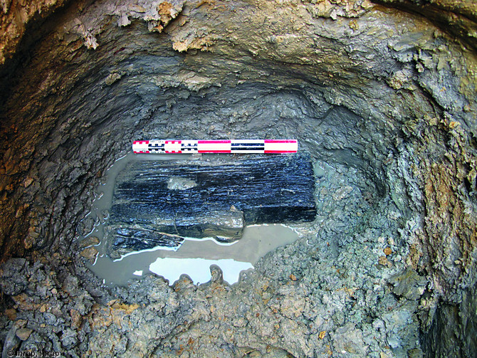 Pi&egrave;ces de bois au fond d'un puits, IIe-Ier&nbsp;s. avant notre &egrave;re,&nbsp;&eacute;tablissement protohistorique des Grands Champs &agrave; Coulon (Deux-S&egrave;vres), 2011.   Photo publi&eacute;e dans le num&eacute;ro 35 de la revue de l'Inrap&nbsp;Arch&eacute;opages.