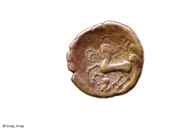 Stat&egrave;re en or alli&eacute; attribu&eacute; aux Santons, Coulon (Deux-S&egrave;vres), 2011.   Photo publi&eacute;e dans le num&eacute;ro 35 de la revue de l'Inrap&nbsp;Arch&eacute;opages.