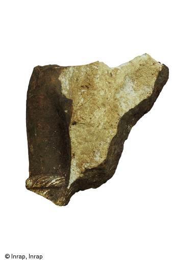 Fragment de statue en calcaire avec bracelet au coude, Coulon (Deux-S&egrave;vres), 2011.   Photo publi&eacute;e dans le num&eacute;ro 35 de la revue de l'Inrap&nbsp;Arch&eacute;opages.