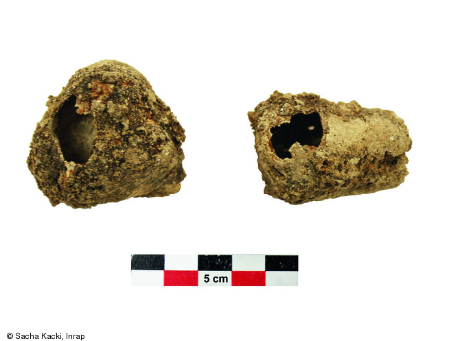 Kystes calcifi&eacute;s (IVe s.)&nbsp; provenant d'une s&eacute;pulture antique fouill&eacute;e avenue Charles de Gaulle &agrave; Amiens (Somme) en 2009.Ces kystes sont parmi les rares sympt&ocirc;mes de zoonoses observables macroscopiquement sur des restes squelettiques.   