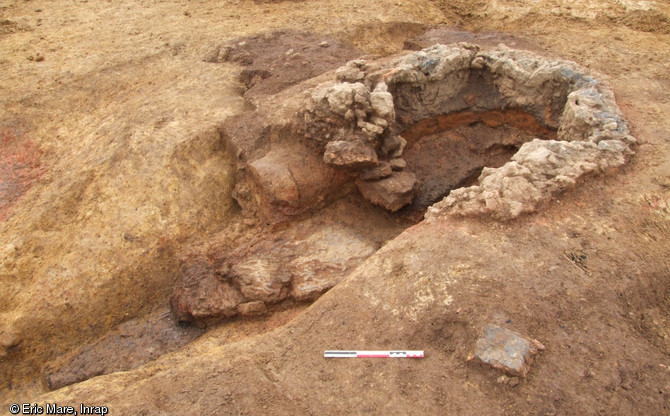 Four m&eacute;tallurgique en cours de fouille, Ier-IIe&nbsp;s. de notre &egrave;re, Auvers-le-Hamon (Sarthe), 2013.Le four a &eacute;t&eacute; utilis&eacute; pour r&eacute;duire du minerai de fer.&nbsp;
