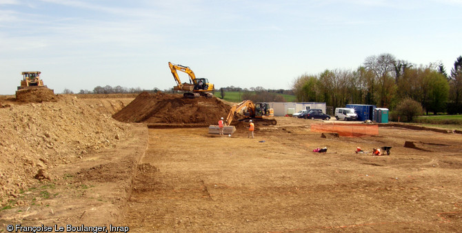 D&eacute;capage en cours sur le site de la Lande des Nouailles &agrave; Domagn&eacute; (Ille-et-Vilaine), 2013.L'op&eacute;ration a livr&eacute; les vestiges d'une ferme occup&eacute;e entre les XIVe&nbsp;et XVIIe&nbsp;s.