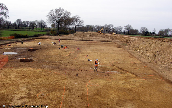 Fouille et enregistrement sur le site de la Lande des Nouailles &agrave; Domagn&eacute; (Ille-et-Vilaine), 2013.L'op&eacute;ration a livr&eacute; les vestiges d'une ferme occup&eacute;e entre les XIVe&nbsp;et XVIIe&nbsp;s.