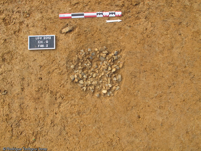 Une des trois structures arrondies tapissées de fragments d'éclats de silex mises au jour à Fontenay-sur-Vègre (Sarthe), Moustérien, 2012.Il pourrait s'agir de structures de chauffe liées à un type particulier de cuisson des aliments.