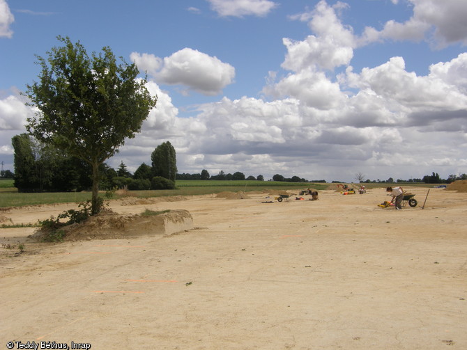 Vue générale du site de la Liberderie en cours de fouille, Gennes-sur-Seiche (Ille-et-Vilaine), 2011-2012.L'opération a révélé deux phases d'occupation : un enclos antique abritant des bâtiments, à dater des Ier-IIe s. de notre ère, ainsi qu'un grand nombre de vestiges médiévaux datés entre les VIe et IXe s.