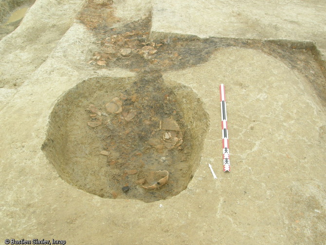 Fosse dépotoir où ont été jetés de nombreux ratés de cuisson, VIe-VIIe s., Gennes-sur-Seiche (Ille-et-Vilaine), 2011-2012. 