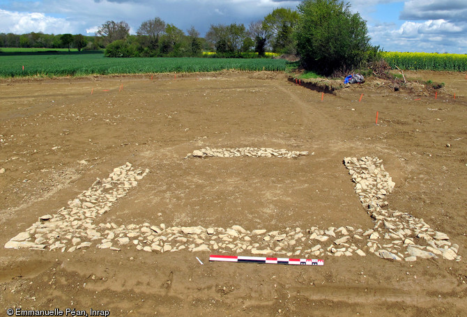 Bâtiment du Haut-Empire construit en pierres liées au mortier, peut-être un petit temple, La Cropte (Mayenne), 2012.