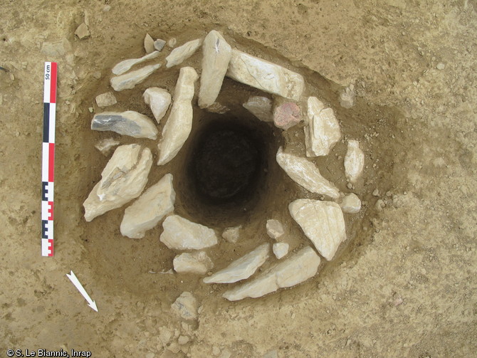 Trou de poteau avec calage de pierres, La Cropte (Mayenne), 2012.