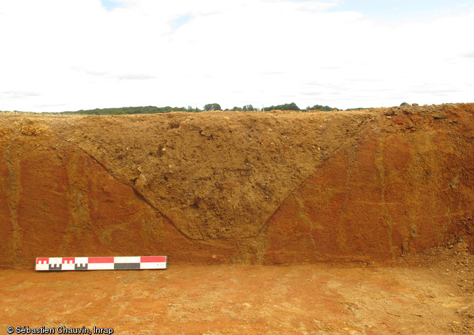 Profil d'un des fossés appartenant à un enclos daté de La Tène finale, La Milesse (Sarthe), 2012.Malgré une forte érosion, on devine un profil en  V à fond plat , profil couramment observé sur d'autres occupations gauloises.