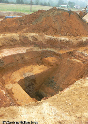 Puits en cours de fouille, La Milesse (Sarthe), 2012.Il pourrait dater du Haut-Empire. Pour des raisons de sécurité, la partie profonde a été fouillée à la pelle hydraulique. Malgré un creusement de 8 m, la nappe phréatique n'a pas été atteinte. Au moins dans sa partie inférieure, le puits présentait un cuvelage en bois.