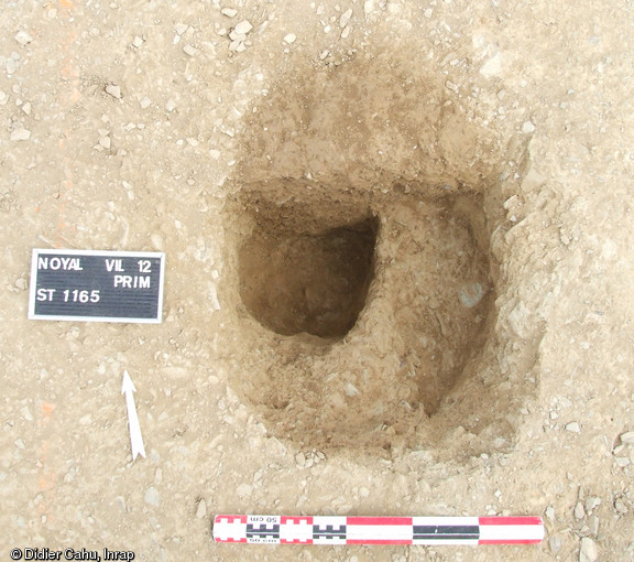 Trou de poteau d'un bâtiment appartenant à un habitat des VIIIe-Xe s. mis au jour à Noyal-sur-Vilaine (Ille-et-Vilaine), 2012.  