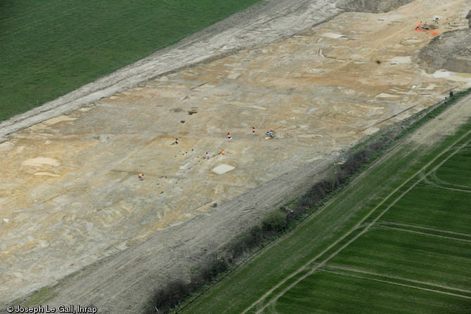 Vue a&eacute;rienne du site de la Claraiserie en cours de fouille, Oss&eacute; (Ille-et-Vilaine), 2013.Une partie d'une ferme gauloise et plusieurs parcelles agricoles associ&eacute;es &agrave; l'&eacute;tablissement ont &eacute;t&eacute; mis au jour sur 37 000 m2.