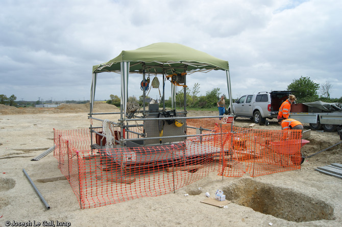 Installation d'une plateforme et d'un syst&egrave;me de treuil par Arch&eacute;opuits pour fouiller une citerne gauloise, IIe&nbsp;s. avant notre &egrave;re - Ier&nbsp;s. de notre &egrave;re, la Claraiserie, Oss&eacute; (Ille-et-Vilaine), 2013.