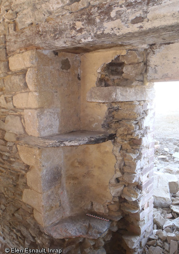 Pierre d'évier taillée dans le schiste dont la face supérieure a été délardée afin de former une légère cuvette, manoir de Vassé, Torcé (Ille-et-Vilaine), 2013.Au-dessus, une seconde plaque de schiste sert d'égouttoir. L'évacuation, matérialisée par un trou en forme d'entonnoir, est encore conservée.   