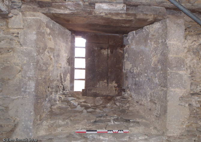 Fenêtre éclairant l'escalier du manoir de Vassé à Torcé (Ille-et-Vilaine), 2013.Sur le linteau se devinent des cavités réalisées afin de loger les solives du plancher d'étage.  