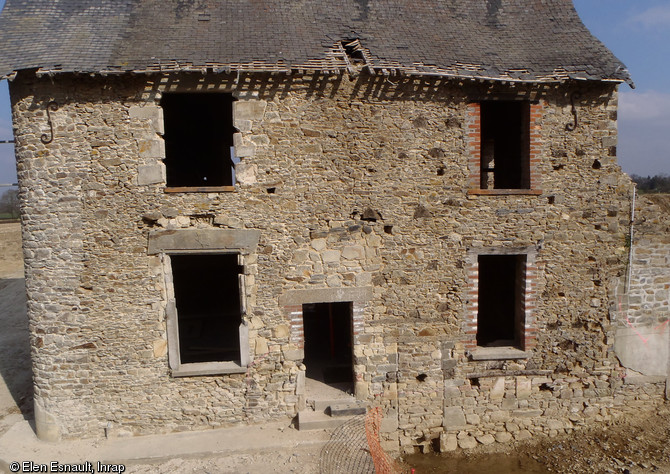 Façade sud du manoir de Vassé, Torcé (Ille-et-Vilaine), 2013.Sous des remaniements contemporains, la demeure de Vassé laisse entrevoir un bâtiment ancien remontant au XVIe siècle. Voué à la destruction, le manoir a pu faire l'objet d'une étude du bâti approfondie, afin de comprendre son évolution.