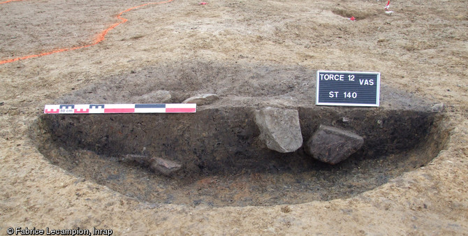 Fosse comblée par les cendres d'un foyer, VIIe-IXe s., Vassé, Torcé (Ille-et-Vilaine), 2012.D'autres structures de combustion ont été mises au jour en dehors des habitations.