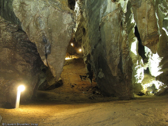 La partie touristique des grottes de Sterkfontein (Afrique du Sud) traverse des galeries aux formes &eacute;tranges. De grands pendants de roche descendent de la vo&ucirc;te sur plusieurs dizaines de m&egrave;tres. Ces morphologies permettent de savoir que cette grotte s&rsquo;est form&eacute;e en profondeur, &nbsp;par une lente dissolution des dolomies qui baignaient alors dans la nappe phr&eacute;atique.   