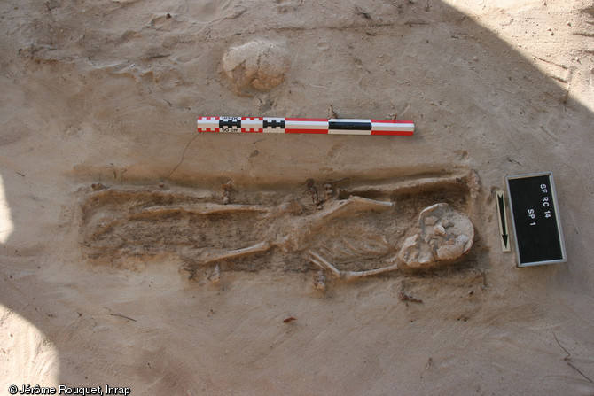 Sépulture d'enfant mise au jour sur la plage des Raisins clairs à Saint-François (Guadeloupe), 2014.La chronologie du cimetière reste à préciser, mais les indices récoltés permettent de proposer une occupation allant de la fin du XVIIe au XIXe s. 