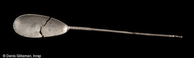 Cuill&egrave;re en argent mesurant 23,4 cm de long, dat&eacute;e de la fin du VIe&nbsp;s., mise au jour dans une tombe de la n&eacute;cropole de Niederfeld &agrave; Ichtratzheim (Bas-Rhin), 2011.