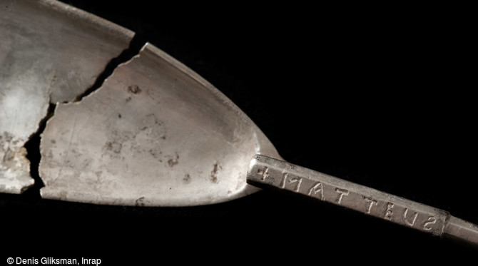 D&eacute;tail de l'inscription latine&nbsp;(MATTEUS)&nbsp;sur la tige d'une cuill&egrave;re en argent de la&nbsp;fin du VIe&nbsp;s. mise au jour dans une tombe &agrave; Ichtratzheim (Bas-Rhin), 2011.  &nbsp;    