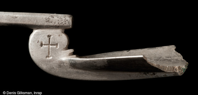 D&eacute;tail du profil&nbsp;d&eacute;cor&eacute; d'une croix&nbsp;de la cuill&egrave;re en argent mise au jour dans une tombe de la n&eacute;cropole de Niederfeld, fin du VIe&nbsp;s., Ichtratzheim (Bas-Rhin), 2011.&nbsp;