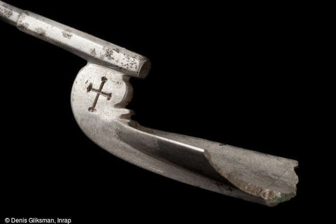 D&eacute;tail du profil d&eacute;cor&eacute; d'une croix de la cuill&egrave;re en argent mise au jour dans une tombe de la n&eacute;cropole de Niederfeld, fin du VIe&nbsp;s., Ichtratzheim (Bas-Rhin), 2011.&nbsp;