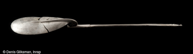 Cuill&egrave;re en argent mise au jour dans une tombe de la n&eacute;cropole de Niederfeld, fin du VIe&nbsp;s., Ichtratzheim (Bas-Rhin), 2011.