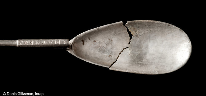 Cuill&egrave;re en argent avec une inscription latine sur la tige (MATTEUS) et une inscription runique sur le cuilleron (lapila,&nbsp;signifiant cuill&egrave;re), fin du VIe&nbsp;s., Ichtratzheim (Bas-Rhin), 2011.