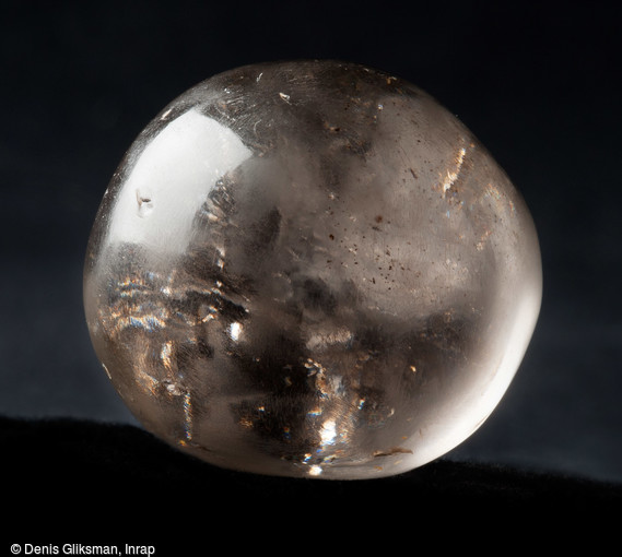 Boule en cristal de roche cercl&eacute;e d&rsquo;une t&ocirc;le d&rsquo;argent, attach&eacute;e &agrave; l&rsquo;origine &agrave; une ch&acirc;telaine, fin du VIe&nbsp;s., n&eacute;cropole de Niederfeld, Ichtratzheim (Bas-Rhin), 2011.
