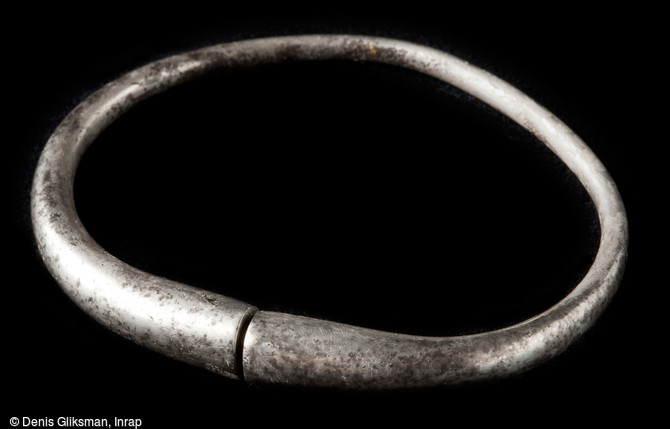 Bracelet en argent mis au jour dans une tombe de la n&eacute;cropole de Niederfeld &agrave; Ichtratzheim (Bas-Rhin), fin du VIe s., 2011.