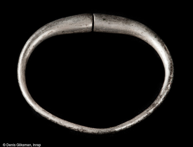 Bracelet en argent mis au jour dans une tombe de la n&eacute;cropole de Niederfeld &agrave; Ichtratzheim (Bas-Rhin), fin du VIe&nbsp;s., 2011.